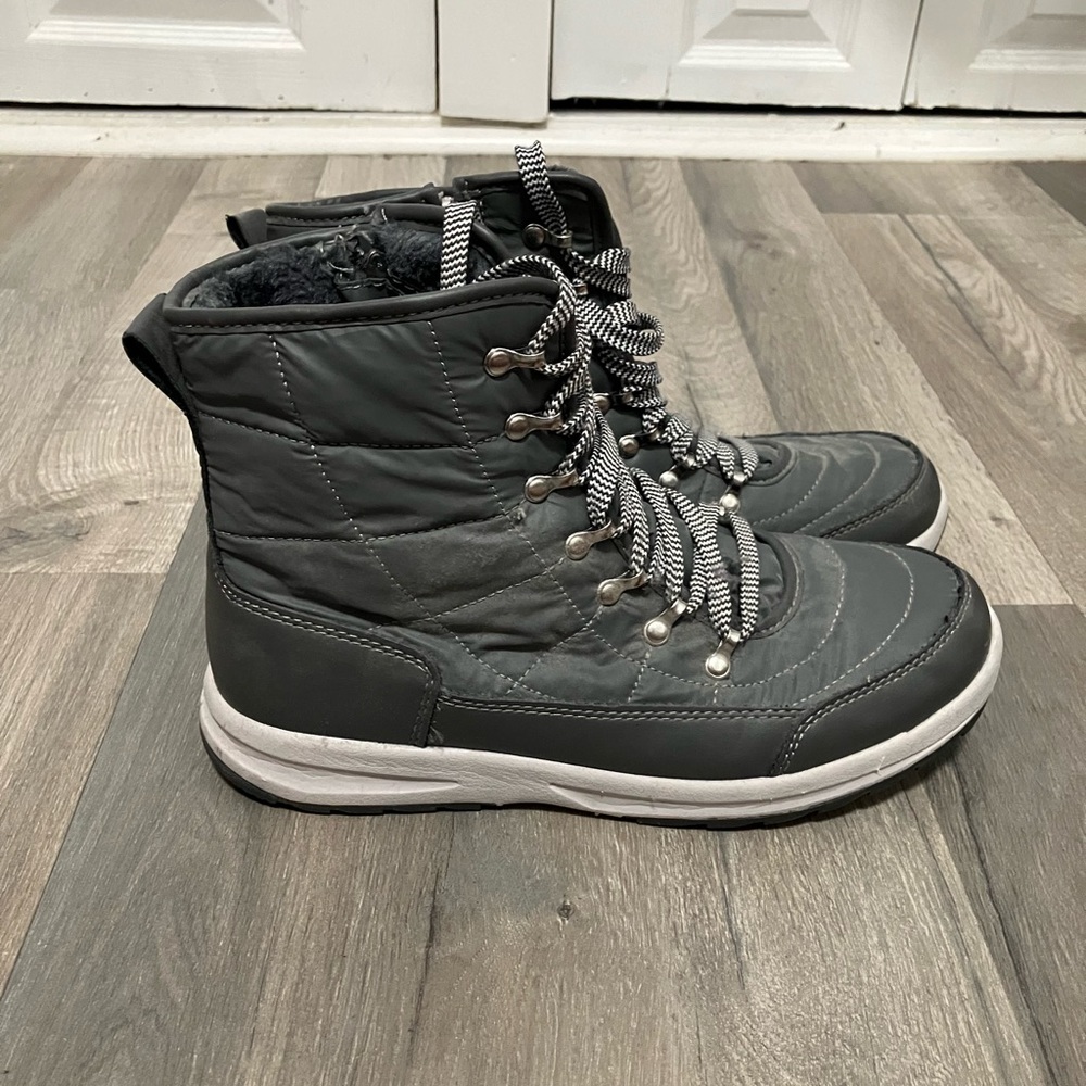 Weatherproof gray winter boots. Slightly used.